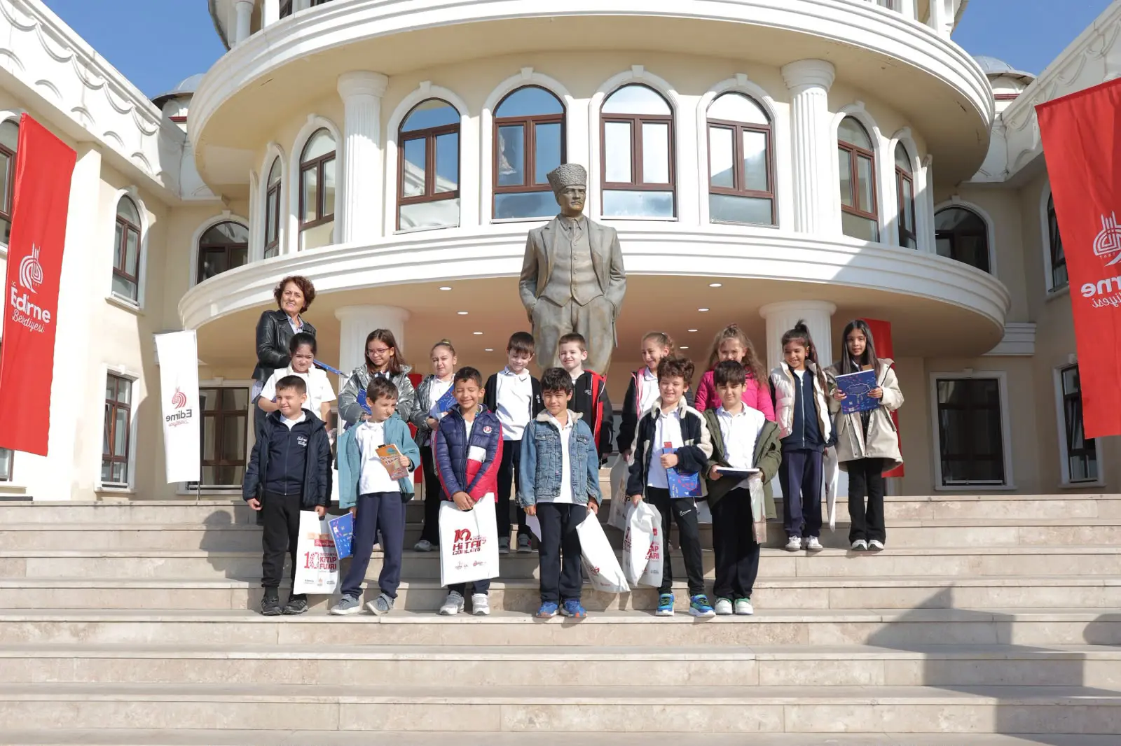 BİNLERCE OKUR, YÜZLERCE HİKAYE, TEK BİR BULUŞMA: 10. GELENEKSEL EDİRNE KİTAP GÜNLERİ TAMAMLANDI galeri görseli
